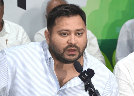 एसआईआर में आधार को 12वें दस्तावेज के रूप में स्वीकार करने को तेजस्वी ने बताया गरीबों की जीत