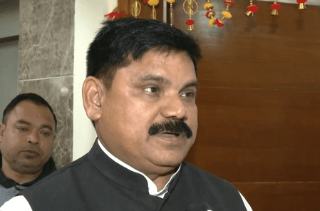 केंद्रीय मंत्री सतीश चंद्र दुबे का विपक्ष पर निशाना, भारत कोई धर्मशाला नहीं है जो आएगा रह जाएगा