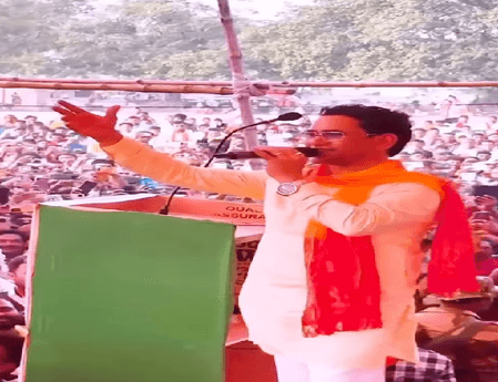 छपरा से भागने की फिराक में हैं खेसारी लाल यादव पर जनता जाने न दे, निरहुआ ने ली चुटकी