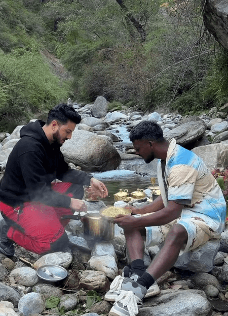 पहाड़ों पर देसी जुगाड़ से पंजाबी सिंगर काका ने बनाया मटर पुलाव, खूबसूरत वादियों के बीच चखा स्वाद