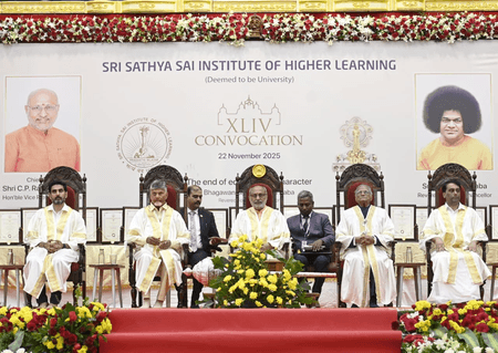 आंध्र प्रदेश: उपराष्ट्रपति राधाकृष्णन ने श्री सत्य साईं उच्च शिक्षा संस्थान के दीक्षांत समारोह में भाग लिया