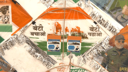 गुजरात काइट फेस्टिवल में भी पीएम मोदी की धूम, योजनाओं की जानकारी वाली पतंगों की बढ़ी मांग