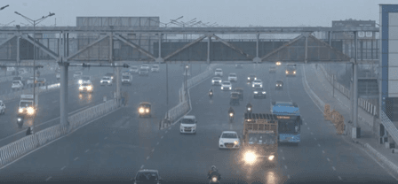 दिल्ली-एनसीआर में हल्की हवा से मिली मामूली राहत फिर भी एक्यूआई खतरनाक स्तर पर