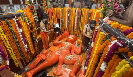 ज्येष्ठ माह का तीसरा 'बड़ा मंगल' : प्रयागराज के बंधवा हनुमान मंदिर में जुटे भक्त,  भक्तिभाव से की पूजा
