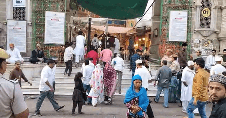 राजस्थान: ईद पर अजमेर दरगाह में अमन-चैन की दुआ, बीकानेर में दिखी गंगा जमुनी तहजीब की मिसाल