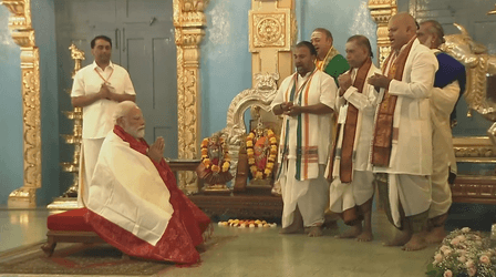 प्रधानमंत्री मोदी ने पुट्टपर्थी में श्री सत्य साईं बाबा के पवित्र श्राइन और महासमाधि पर पूजा की