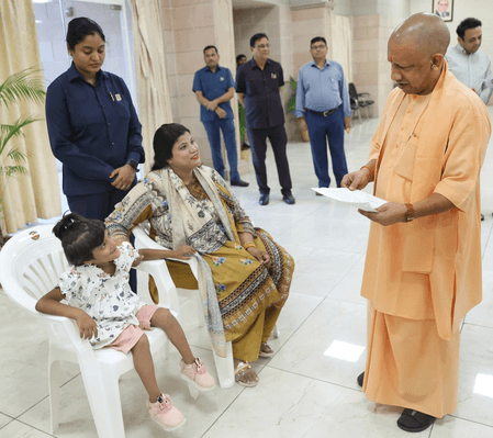 जनता दर्शन में सीएम योगी ने सुनी फरियादें, नन्हीं मायरा को एडमिशन कराने का दिया भरोसा