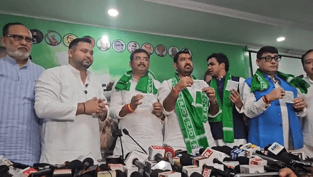 जेडीयू नेता संतोष कुशवाहा ने थामा राजद का दामन, तेजस्वी यादव को बताया बिहार और गरीबों का नेता