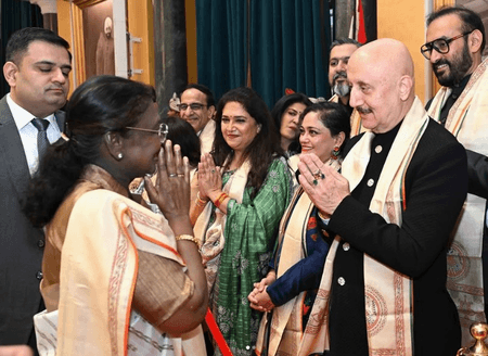 अनुपम खेर ने राष्ट्रपति द्रौपदी मुर्मू से की मुलाकात, सिर झुका आदर के साथ किया प्रणाम