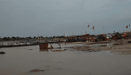 प्रयागराज में गंगा का जलस्तर बढ़ा, श्रद्धालुओं और नाविकों की मुश्किलें बढ़ीं