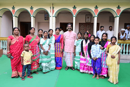 झारखंड के आदिवासी बहुल गांवों में 'बाहा परब' की धूम, अनुष्ठान-उत्सव में शामिल हुए सीएम हेमंत सोरेन