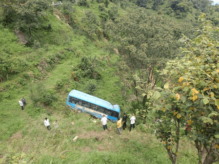 हिमाचल प्रदेश : मंडी में एचआरटीसी की बस खाई में गिरी, 7 की मौत, सीएम सुक्खू ने जताया दुख