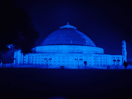 मध्य प्रदेश: विश्व बाल दिवस पर सांची सहित 100 इमारतें ब्लू लाइट से हुईं सराबोर