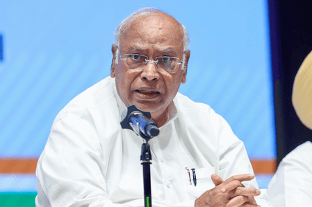 मनमोहन सिंह के आर्थिक सुधारों के दृष्टिकोण ने अवसरों के नए द्वार खोले : खड़गे