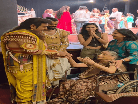 महाभारत के श्रीकृष्ण को देखकर भावुक हुईं बुजुर्ग महिला, नीतीश भारद्वाज ने शेयर किया खास वीडियो