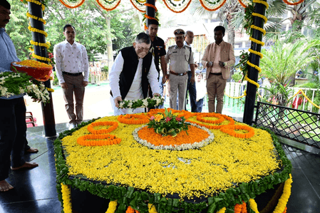 झारखंड : पुण्यतिथि पर याद किए गए जनजातीय नायक भगवान बिरसा मुंडा, राज्यपाल और सीएम ने समाधि पर चढ़ाए फूल