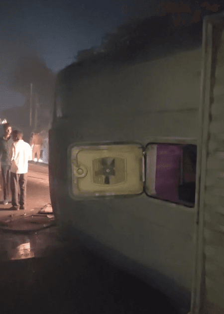 पीलीभीत में तेज रफ्तार डबल डेकर बस पलटने से 24 श्रमिक घायल