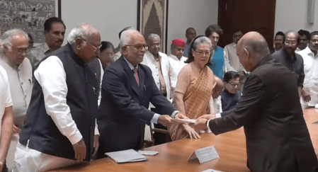 विपक्ष के उपराष्ट्रपति उम्मीदवार सुदर्शन रेड्डी ने भरा नामांकन, इंडिया ब्लॉक के शीर्ष नेता रहे मौजूद