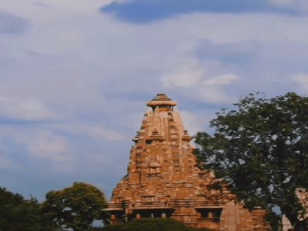 कंदरिया महादेव मंदिर: 800 से ज्यादा मूर्तियां और बड़े पत्थरों को काटकर बनाया गया है खुजराहो का ये मंदिर