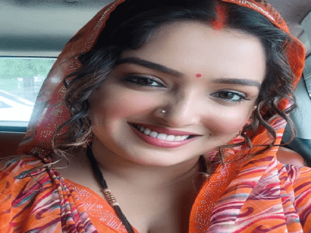 खुलेआम आम्रपाली दुबे ने की 'चोरी', निरहुआ को देखते ही बदल गया चेहरे का रंग