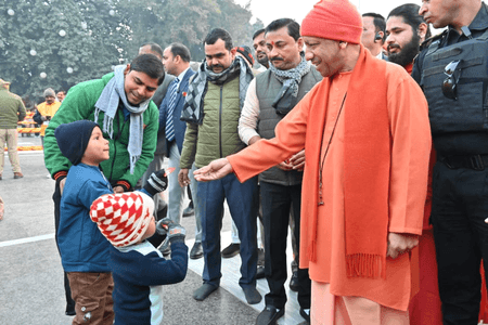 खिचड़ी पर्व से पहले ही उमड़ा आस्था का सैलाब, गोरखनाथ मंदिर में भोर से लगी श्रद्धालुओं की लंबी कतार