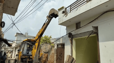 पंजाब: अमृतसर में नशा तस्कर की अवैध संपत्ति पर चला बुलडोजर