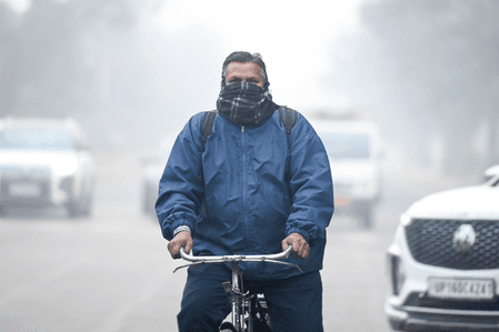 एनसीआर में फिर बिगड़ी हवा: दोबारा रेड जोन में पहुंचा एक्यूआई, घना कोहरा और ठंड बढ़ने के आसार