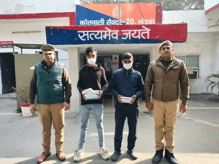 नोएडा: मोबाइल चोरी गिरोह के दो शातिर आरोपी गिरफ्तार, 5 मोबाइल और अवैध हथियार बरामद