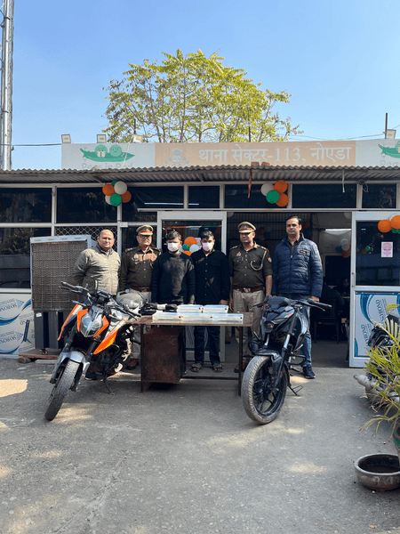 नोएडा पुलिस की बड़ी कार्रवाई, मोबाइल स्नैचिंग गैंग का पर्दाफाश, 23 फोन बरामद