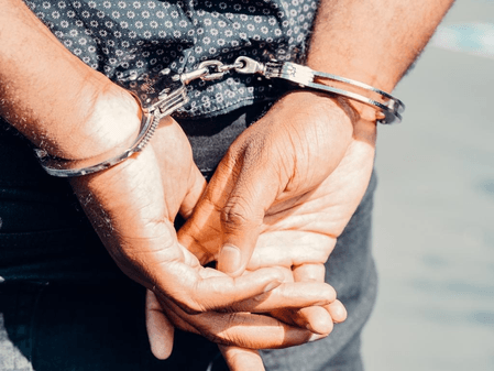 मुर्शिदाबाद में पिकअप वैन के चेसिस में छिपाकर ले जाया जा रहा था 81 किलो गांजा, एक गिरफ्तार