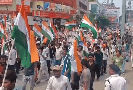 पटना में दारोगा भर्ती की परीक्षा को लेकर छात्रों का जोरदार प्रदर्शन, पुलिस ने भांजी लाठियां 