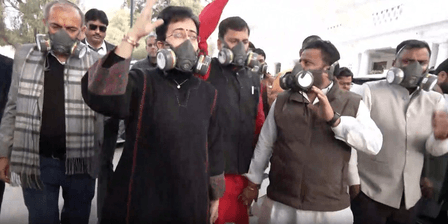 दिल्ली में प्रदूषण के मुद्दे पर 'आप' विधायकों ने विधानसभा परिसर में किया प्रदर्शन