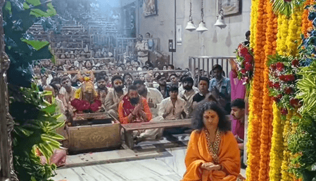 संजय दत्त ने उज्जैन के महाकालेश्वर मंदिर में टेका माथा, भस्म आरती में हुए शामिल