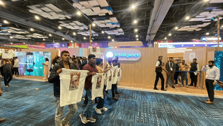 एआई समिट में यूथ कांग्रेस के कार्यकर्ताओं का हंगामा; टी-शर्ट खोलकर की नारेबाजी, हिरासत में लिया गया