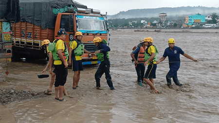 उत्तराखंड में बारिश का कहर : ऋषिकेश में उफान पर चंद्रभागा नदी, हल्द्वानी में बही बोलेरो