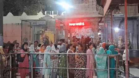 गाजियाबाद के दूधेश्वर नाथ मंदिर में भक्तों की लंबी कतार, सुरक्षा के व्यापक इंतजाम