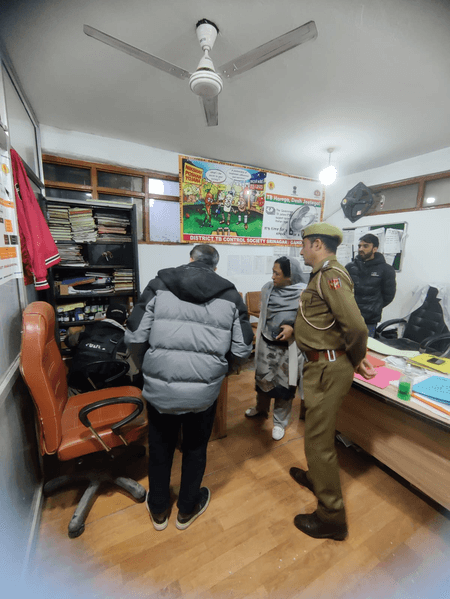 श्रीनगर पुलिस ने डॉक्टरों के लॉकरों की जांच की, सुरक्षा और पारदर्शिता सुनिश्चित करने पर जोर