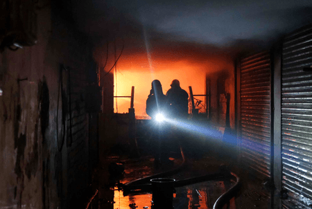 मुंबई में दो अलग-अलग हादसे: गड्ढे में गिरने से 8 घायल, मानखुर्द में आग लगने से कई दुकानें जलकर खाक