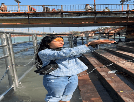 हरिद्वार में गंगा स्नान करने पहुंचीं खुशबू पाटनी, माथे पर चंदन लगाकर किया भगवान शिव का ध्यान