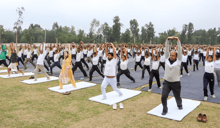 उत्तर प्रदेश : स्वस्थ जीवन का संदेश देते हुए विभिन्न जिलों में मनाया गया योग दिवस