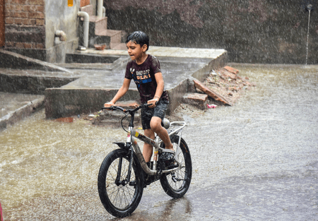 राजस्थान में भारी बारिश की चेतावनी, 19 जिलों में आज स्कूल बंद