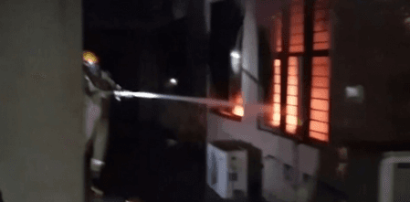 लखनऊ: शकुंतला मिश्रा यूनिवर्सिटी कैंपस के बैंक में देर रात लगी आग, फायर टीम ने समय रहते किया काबू