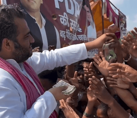 सपा नेता राहुल अवाना ने नोएडा में बाढ़ पीड़ितों को रुपए बांटे, सोशल मीडिया पर वीडियो वायरल