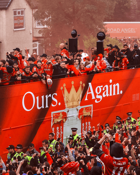 ब्रिटेन के लिवरपूल में जश्न मना रही भीड़ पर चढ़ी कार, 27 लोग घायल