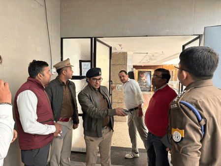 गौतमबुद्धनगर में बार-रेस्टोरेंट की सघन चेकिंग जारी, नव वर्ष से पहले सुरक्षा इंतजामों पर प्रशासन सख्त