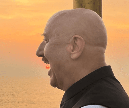 अनुपम खेर ने सोशल मीडिया पर शेयर की सूर्य के साथ तस्वीर, दिखाई क्रिएटिविटी