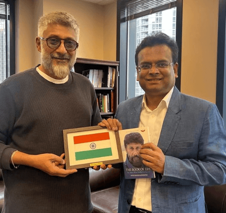 शिकागो पहुंचे विवेक रंजन अग्निहोत्री, महावाणिज्यदूत सोमनाथ घोष संग शेयर की तस्वीर