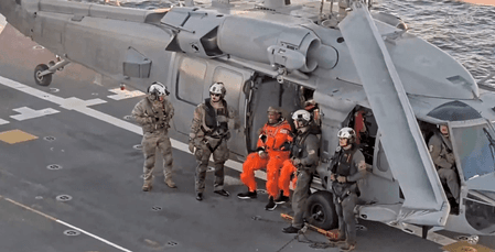 नासा का आर्टेमिस ।। मिशनः कैप्सूल से निकाले गए चारों अंतरिक्ष यात्री, चेहरे पर दिखी खुशी