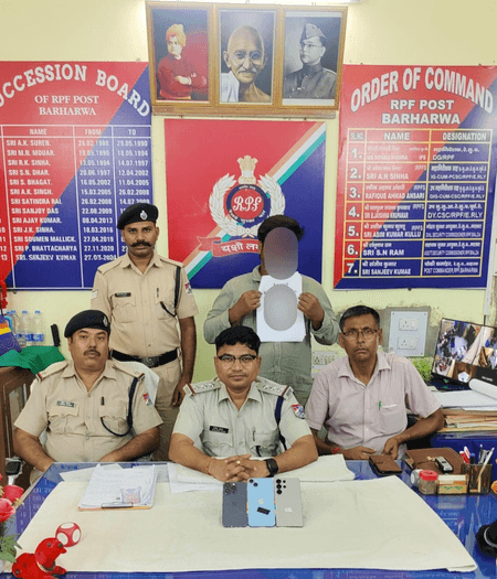 मालदा मंडलः आरपीएफ ने चोरी के मोबाइल, अवैध शराब और पिस्तौल के साथ आरोपियों को किया गिरफ्तार