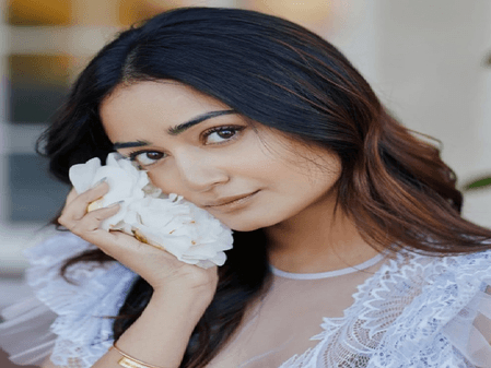 मैं मुक्का मारूं या किस करूं... एक्ट्रेस त्रिधा चौधरी ने बताया कपिल शर्मा संग काम का अनुभव